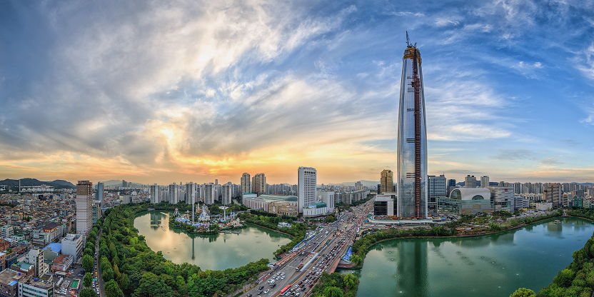 Lotte World Tower and Seokchon Lake Panorama in Seoul
