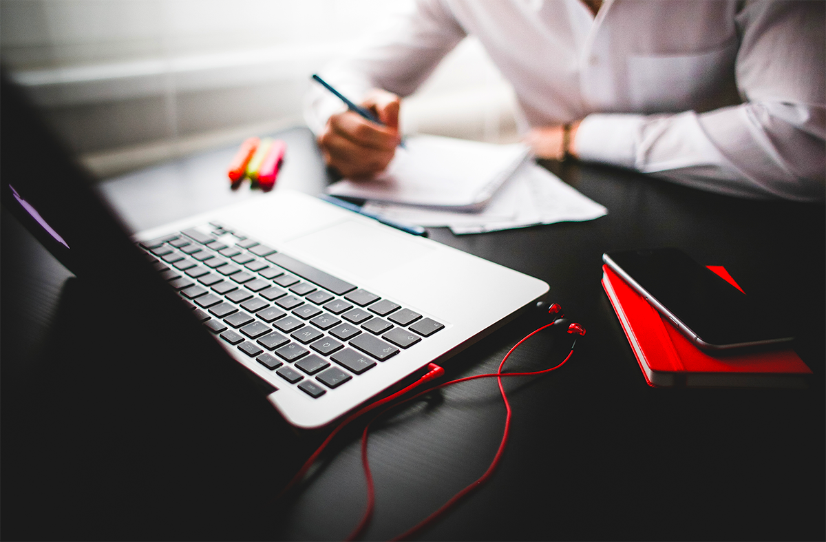 entrepreneur working on his macbook picjumbo com